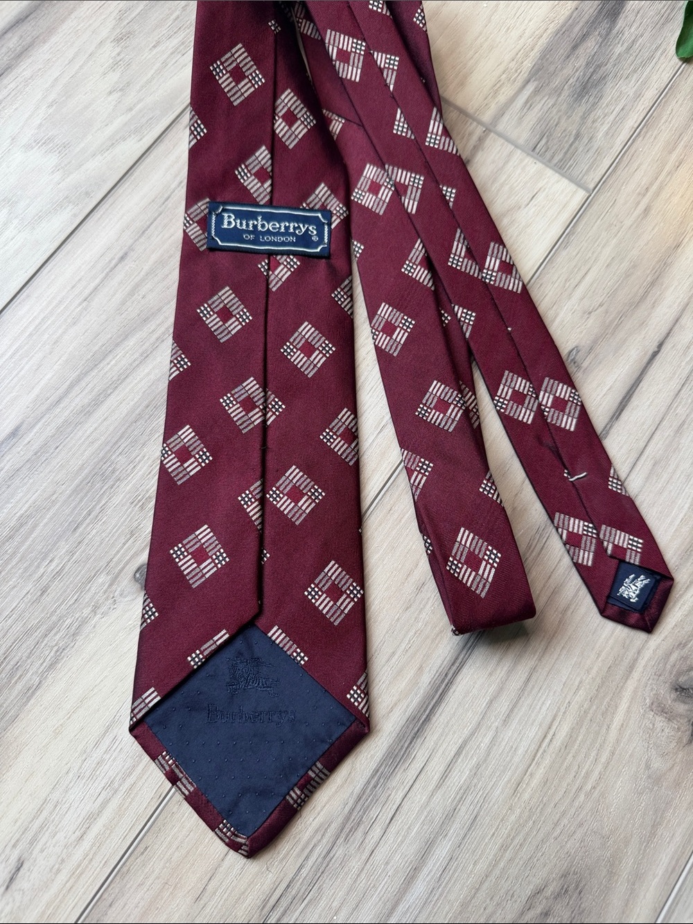 Vintage Burberrys of London tie - Picture 2 of 7